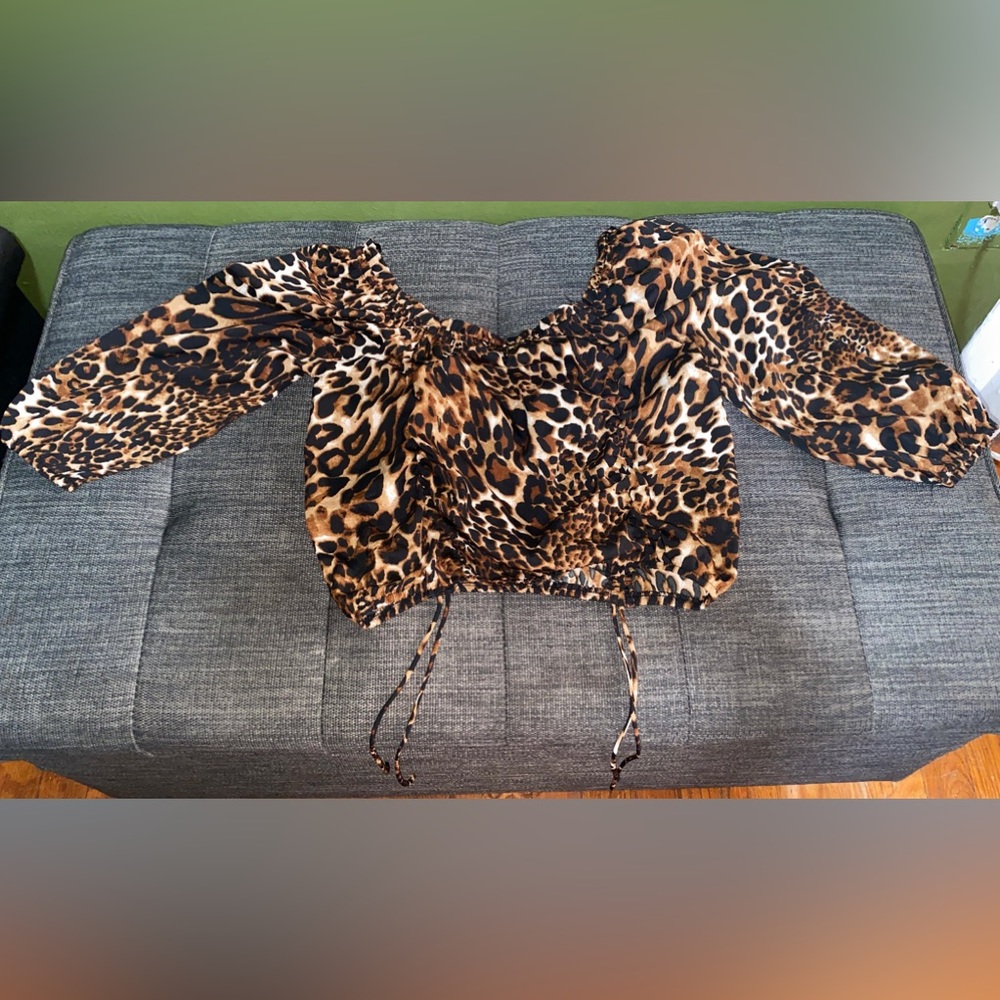 Cheetah print 3/4 sleeve crop top